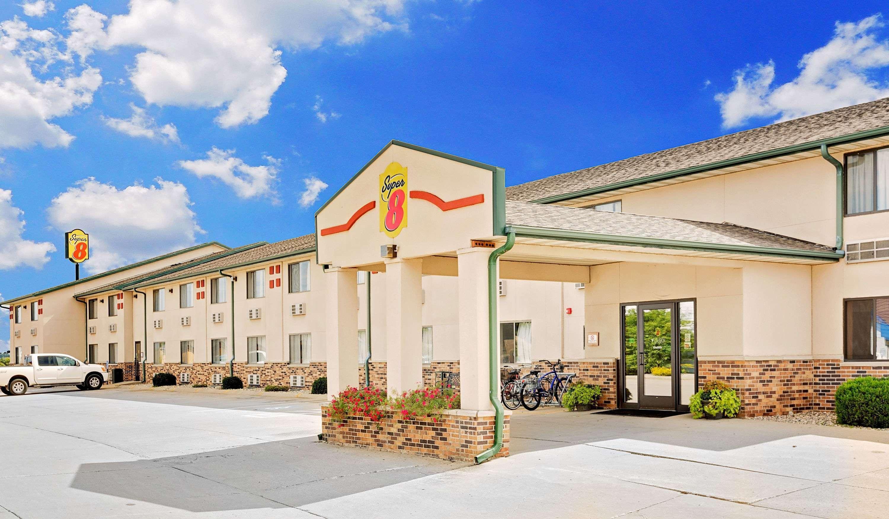 Super 8 By Wyndham St. James Exterior photo